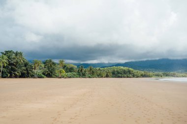 Marino Ballena, Kosta Rika 'da Fırtına Bulutlarıyla Uvita Plajı