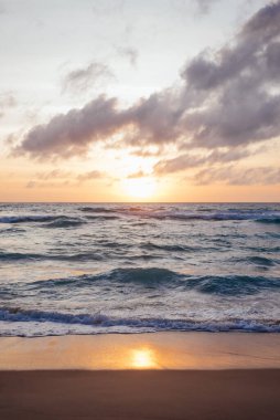 Altın Gün batımı Karon Sahili, Phuket, Tayland 'da Dalgalara Yansıdı