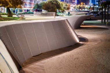 Benidorm Gezinti Alanı Gece Skyline 'ına Karşı