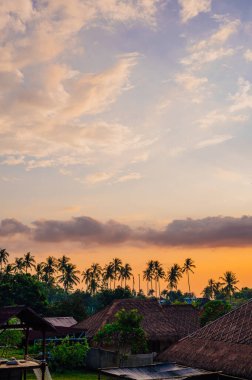 Senggigi, Lombok 'ta Sunset Sky Over Palm Trees ve Thatched Roofs