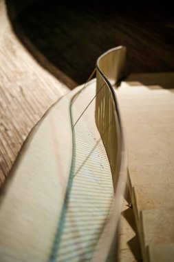 Benidorm Korkuluğunda Sinuous Çizgileri ve Gölge Oyunu