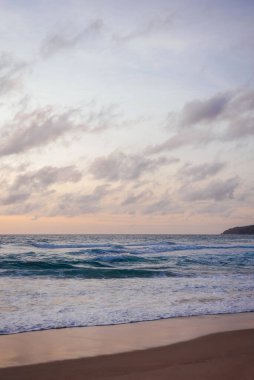 Karon Beach, Phuket, Tayland 'da Yumuşak Pastel Evening Over Waves