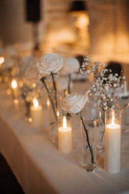 Güller ve Mumlarla Zarif Düğün Masası