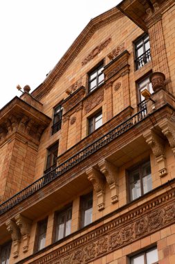 Klasik bina üzerindeki terracotta mimari detaylarının düşük açısı