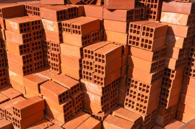 Bir sürü yanmış kil tuğla.