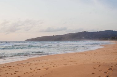 Karon Sahili, Phuket, Tayland Altın Kum Sahil ve Dalgaları