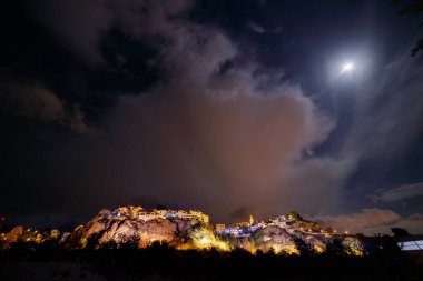 Bulutlu Dolunay Gecesi Altında Finestrat