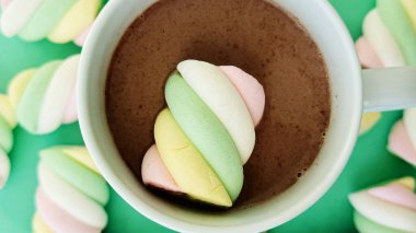 Renkli kremalı sıcak çikolata.