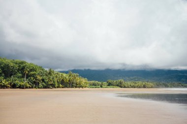 Marino Ballena 'daki Uvita Plajı' nda Fırtına Bulutları, Kosta Rika