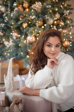 Işıklı Noel Ağacı 'ndan Kadın Pozu