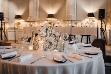 Zarif Düğün Resepsiyon Masa Ayarları