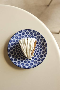 Pastayı kalıplı tabakta kremayla dilimle.