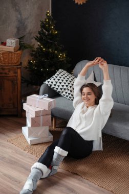 Pozitif kadın Noel 'den sonraki sabah ellerini uzatıyor.