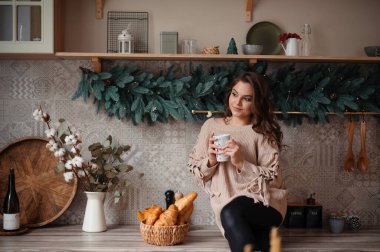 Festive Kitchen 'da Kahveden Hoşlanan Kadın