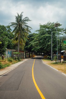 Senggigi, Lombok yakınlarındaki Coconut Beach 'e giden köy yolu.