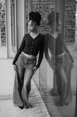 Bardaktaki yansımalar siyah ve beyaz.