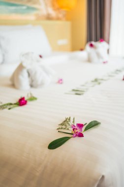 Otel odasında Çiçeklerle Romantik Dekorasyon, Ao Nang, Krabi