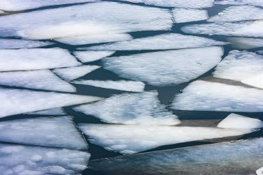Kışın donmuş Oneida Gölü üzerinde yüzen buz tabakaları
