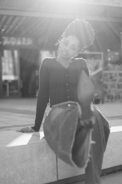 Denim Modelliğinde Genç Siyah Kadın