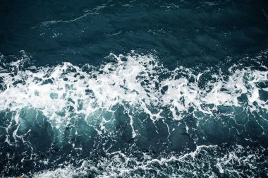 Okyanus dalgalarının çarpışının havadan görüntüsü