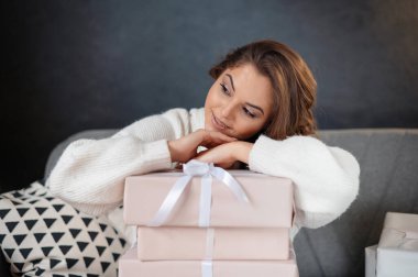 Hediye Kutularıyla Rahatlayan Kadın