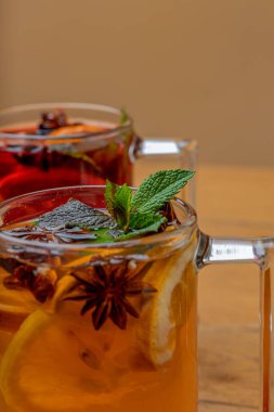 Baharatlı sonbahar çayı ve şeffaf bardakta nane.