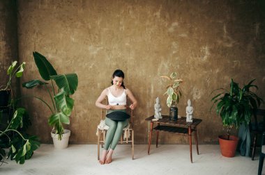 Genç ve çekici bir kadın içeride davul çalıyor.