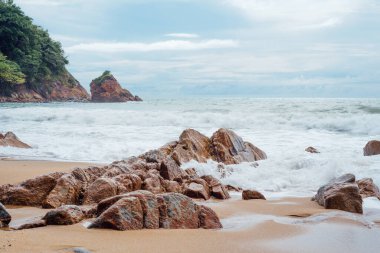Banana Beach 'te Rocky Shoreline, Choeng Thale, Phuket, Tayland