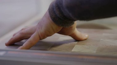 Yetenekli bir el, güzelce işlenmiş ahşap bir yüzeyi nazikçe inceler.