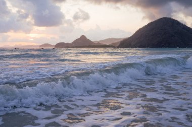 Gün batımında Bukit Semeti burnu, Selong Belanak Sahili, Lombok