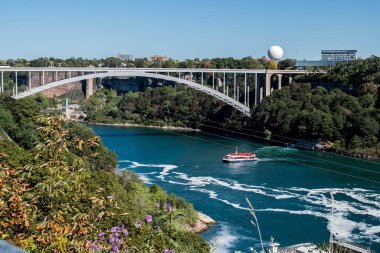 Niagara Nehri üzerindeki Gökkuşağı Köprüsü Beyaz Su Akıntısı Geçidi