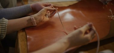 Eller, pürüzsüz işçilik yüzeyine deri kordon yerleştirme konusunda işbirliği yapar