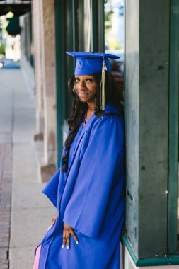 Kız mezuniyeti kep ve cübbeyle kutluyor.