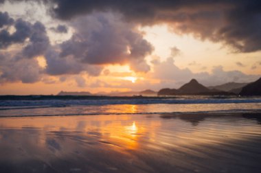 Selong Belanak Sahili, Lombok 'ta gün batımı yansıması