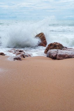 Muz Sahili 'ndeki Kayalıklara Dalga Çarpması, Choeng Thale, Phuket, Tayland