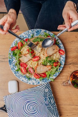 Karides, roka ve domatesli makarna.