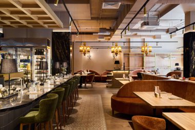 Şık dekorlu ve rahat koltuklu şık bir yemek salonu.