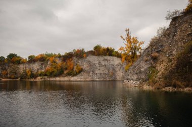 Güz Kayalıkları ve Göl Bulutlu Gök Altında