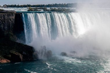 Niagara Şelalesi: Mavi gökyüzü ve çağlayan beyaz su