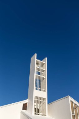 Parlak mavi gökyüzü ve çan kulesi