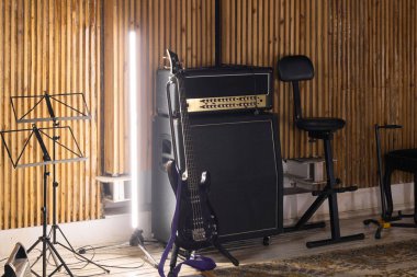 Stüdyoda elektronik bas ve yükseltici ile müzik kurulumu