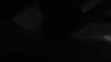 Gizemli bir karanlıkta ince bir doku ortaya çıkar..