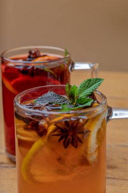 Baharatlı sonbahar çayı ve şeffaf bardakta nane.