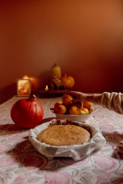Çocuk desenli masa örtüsünde ev yapımı pasta kesiyor.
