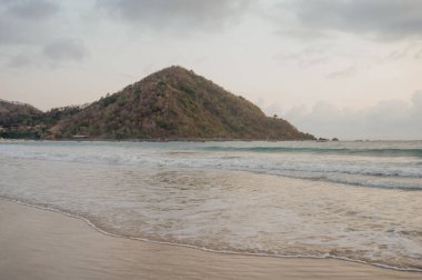 Dalgalar kıyıya ulaşıyor Selong Belanak Sahili, Lombok