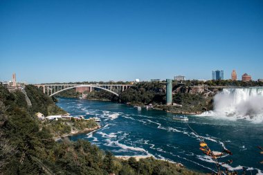 Niagara Nehri Boğazı ve Gökkuşağı Köprüsü 'nün Panoramik Manzarası