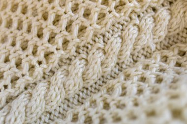 Kablolu örgü süveter ve krem rengi yün