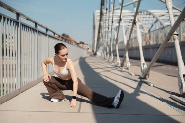 Köprüde Esneyen Atletik Giyinen Kadın