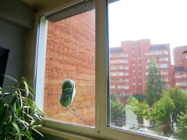 Otomatik Pencere Temizleyici: Parlayan Cam ve Tuğla Görünümü