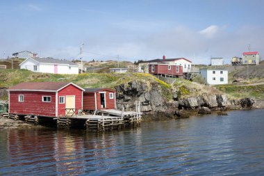 Rocky Kıyı şeridi boyunca Balıkçı Kulübeleri